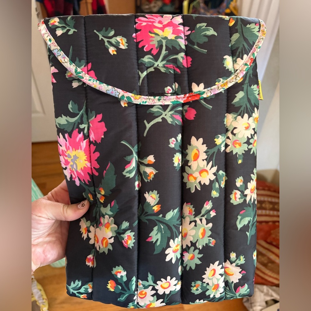 VGUC Laura Ashley x Baggu 13”/14” puffy Laptop sleeve.